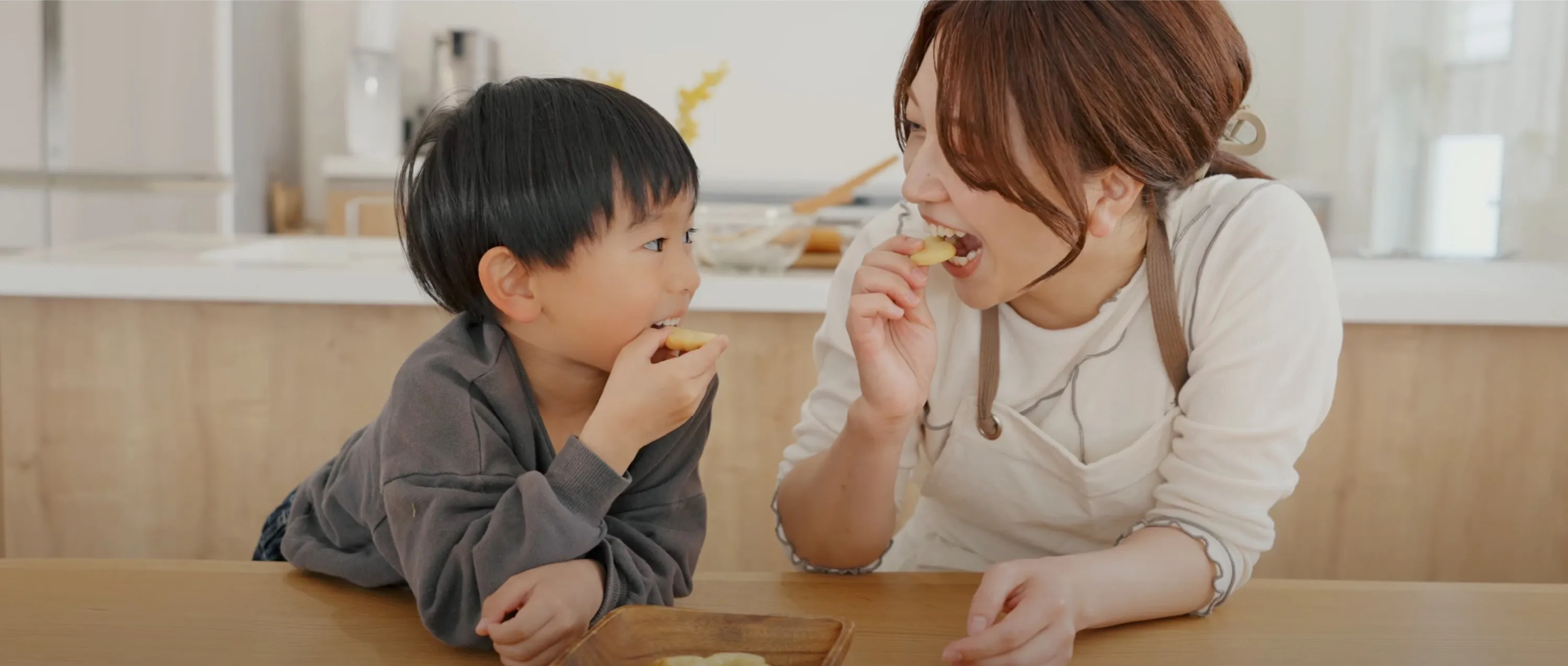 モデル：優香ちゃんとそうま君がクッキーを食べるシーン